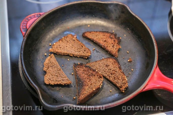 Тартинки с красной рыбой, творожным сыром и свеклой