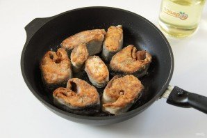 Горбуша в сметане на сковороде Горбуша в сметане на сковороде