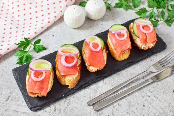 Бутерброды с горбушей соленой Бутерброды с горбушей соленой