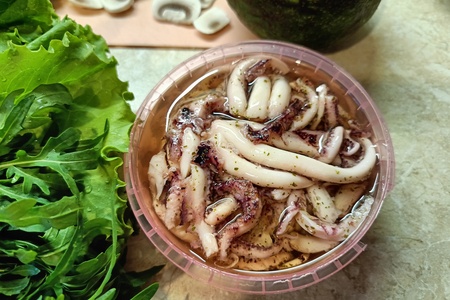 Салат с кальмаром, авокадо и свежими шампиньонами Салат с кальмаром, авокадо и свежими шампиньонами