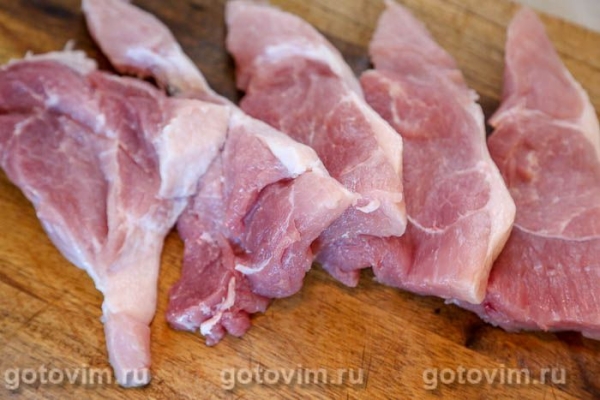 Свинина с картофелем и беконом на шпажках, запеченная в духовке