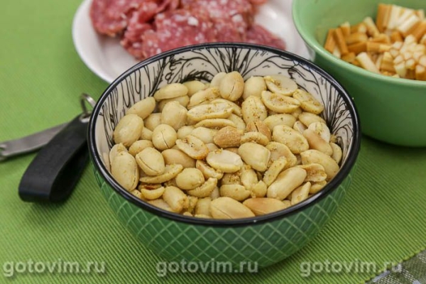 Хрустящий жареный арахис с хмели‑сунели в микроволновке