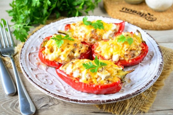 Фаршированные перцы в духовке половинками с сыром Фаршированные перцы в духовке половинками с сыром