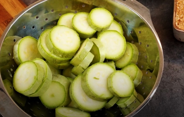 Едим с удовольствием всё лето и про мясо забыли: Кабачки в хрустящей шубе с шикарным соусом Едим с удовольствием всё лето и про мясо забыли: Кабачки в хрустящей шубе с шикарным соусом