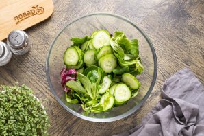 Салат из зелени и огурцов Салат из зелени и огурцов