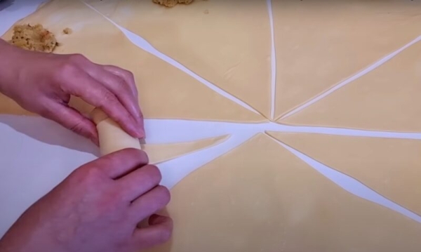 Когда денег нет, а до зарплаты далеко. Очень красивая и вкусная выпечка: нежные пирожки рогалики Когда денег нет, а до зарплаты далеко. Очень красивая и вкусная выпечка: нежные пирожки рогалики