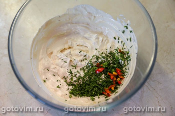 Соус из феты с перцем чили