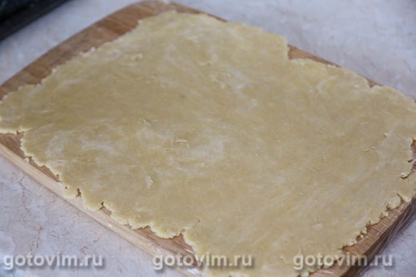 Мясной рулет с яйцом в тесте