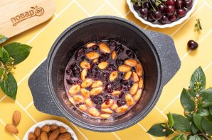 Варенье из вишни с миндалем