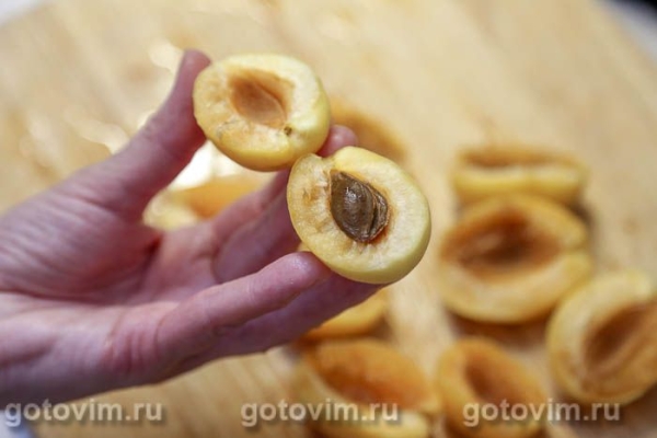 Салат из жареных абрикосов с авокадо, сыром и салатом айсберг Салат из жареных абрикосов с авокадо, сыром и салатом айсберг