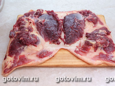 Рулет из утки с черносливом, запеченный в тесте