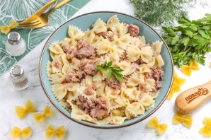 Макароны с тушенкой в кастрюле Макароны с тушенкой в кастрюле