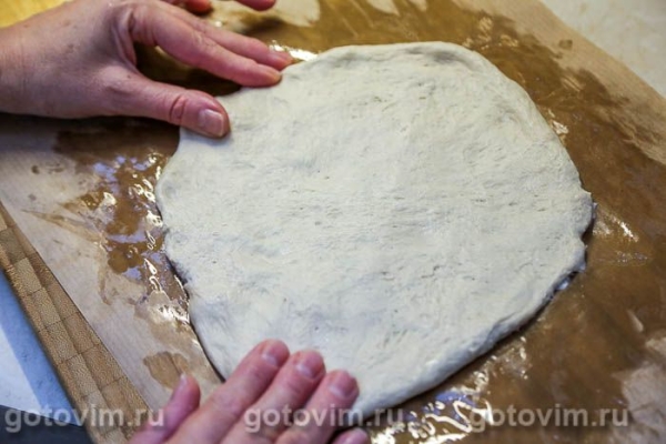 Португальская пицца с пепперони, сырым яйцом и оливками Португальская пицца с пепперони, сырым яйцом и оливками