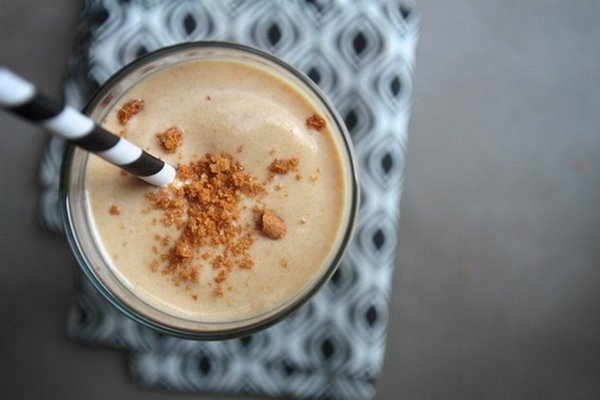 Молочный коктейль с печеньем и бананом Молочный коктейль с печеньем и бананом