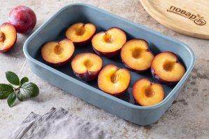 Сливы запеченные в духовке с орехами Сливы запеченные в духовке с орехами