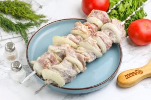 Шашлык из свинины в сметанном маринаде Шашлык из свинины в сметанном маринаде