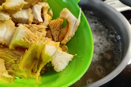 Фасолевый суп с лисичками и копчеными рёбрышками Фасолевый суп с лисичками и копчеными рёбрышками