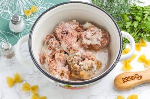 Макароны с тушенкой в кастрюле Макароны с тушенкой в кастрюле