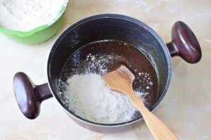 Медовик с клубникой и сметанным кремом Медовик с клубникой и сметанным кремом