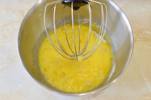 Торт с консервированными персиками и взбитыми сливками Торт с консервированными персиками и взбитыми сливками