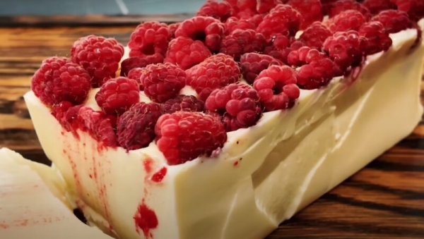 Из обычного пакета молока. Готовлю десерт с малиной вкуснее, чем в ресторанах: без крема, выпекания и коржей