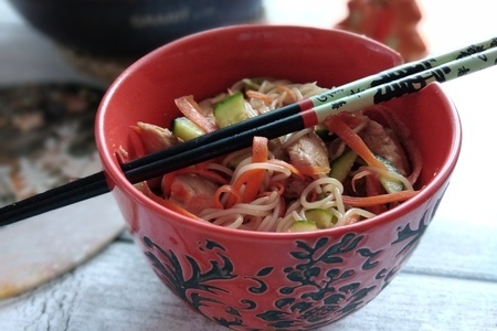 Салат с рисовой лапшой, курицей и овощами