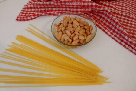 Быстросуп с фрикадельками, белой фасолью и лапшой