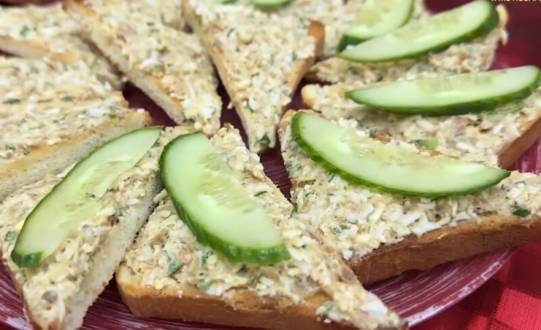 Еврейская намазка — не успеваю подавать эти бутерброды на стол. Съедают буквально за 5 минут!