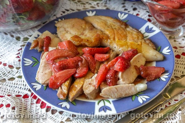 Отбивные из свинины с соусом из клубники Отбивные из свинины с соусом из клубники