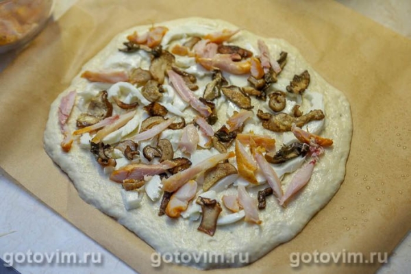 Пицца с белыми грибами, моцареллой и копченой курицей Пицца с белыми грибами, моцареллой и копченой курицей