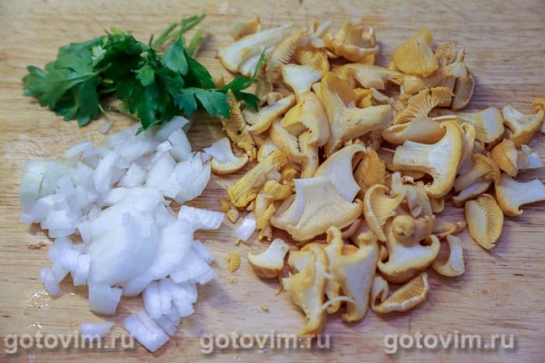 Судак, фаршированный жареными лисичками в беконе Судак, фаршированный жареными лисичками в беконе