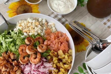 Окрошка “морской бриз” с копченой семгой и креветками