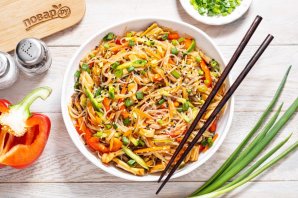 Фунчоза с вешенками и овощами Фунчоза с вешенками и овощами