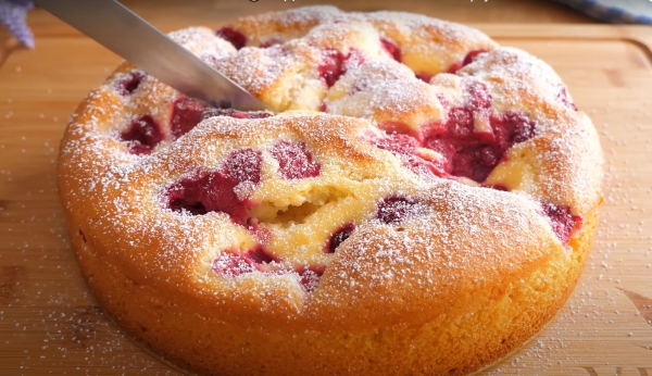Нежный пирог с малиной к чаю. Простой и вкусный рецепт Нежный пирог с малиной к чаю. Простой и вкусный рецепт