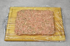 Мясной рулет с яйцом