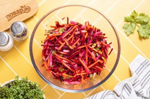 Салат из свежей моркови и свеклы