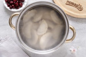 Вареники с вишней на воде Вареники с вишней на воде