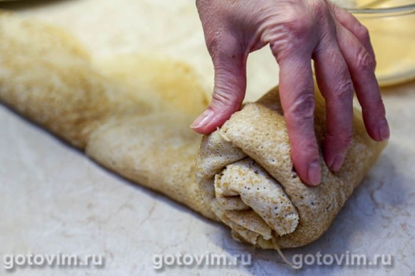 Блинный пирог с капустой и яйцом