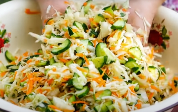 Вся семья в восторге: вкуснейший салат из капусты на зиму. Хрустит, как свежий, даже в феврале! Вся семья в восторге: вкуснейший салат из капусты на зиму. Хрустит, как свежий, даже в феврале!