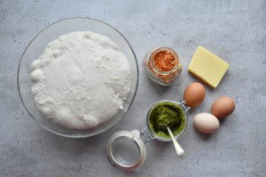 Пицца с соусом песто и яйцом Пицца с соусом песто и яйцом