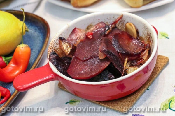 Запеченная свекла с чесноком, луком и перцем чили Запеченная свекла с чесноком, луком и перцем чили