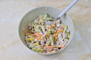 Салат гусарский с копченой курицей Салат гусарский с копченой курицей