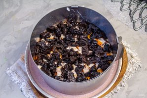 Салат с копченой курицей, черносливом и грецкими орехами Салат с копченой курицей, черносливом и грецкими орехами