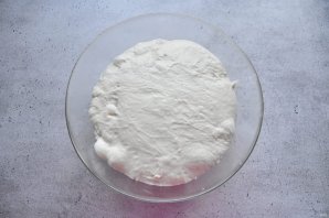 Пицца с соусом песто и яйцом Пицца с соусом песто и яйцом