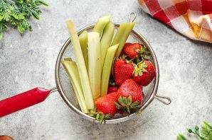 Пирог с клубникой и ревенем