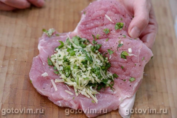 Свиные отбивные с сыром и сельдереем в мультиварке