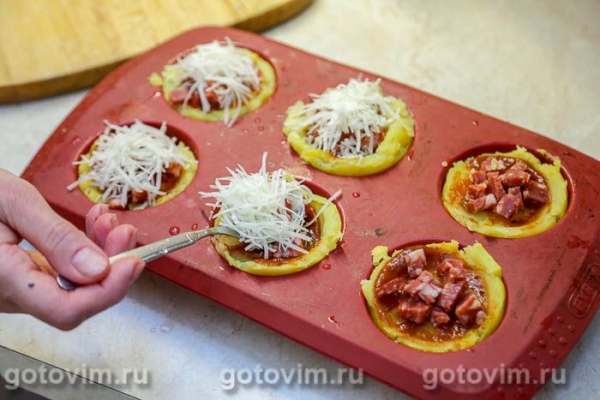 Мятая картошка, запеченная с колбасой чоризо и сыром