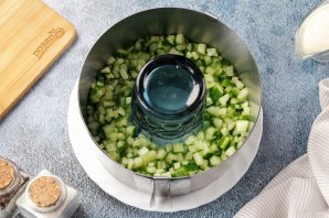 Салат с тунцом, сыром и огурцом Салат с тунцом, сыром и огурцом