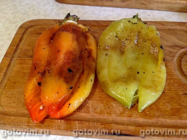 Запечённые перцы с сыром страчателла и грецкими орехами