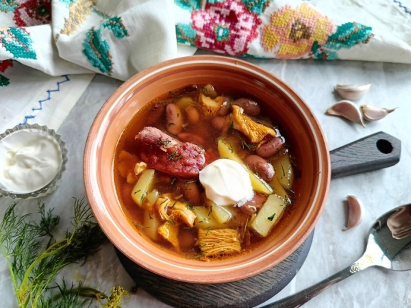 Фасолевый суп с лисичками и копчеными рёбрышками Фасолевый суп с лисичками и копчеными рёбрышками